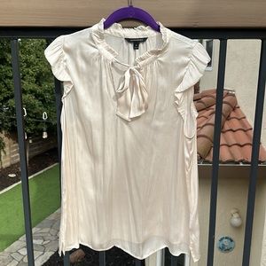 🤍 Super Cute Banana Republic Blouse